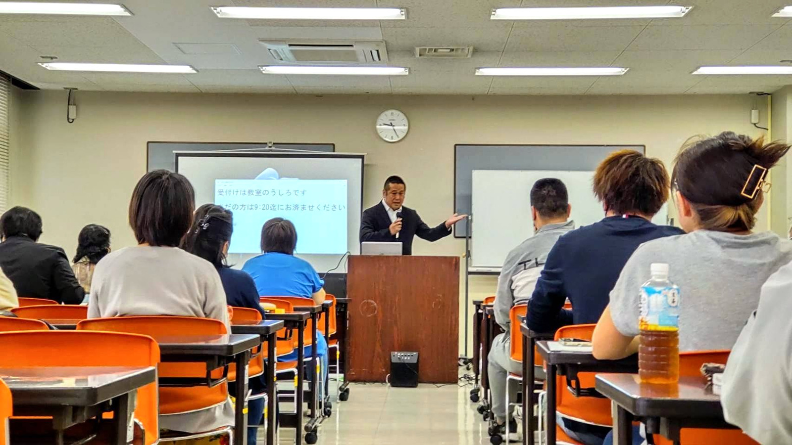 講師の説明を聞く講習会の参加者